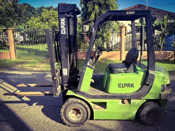 Montacarga Clark CMP20SD usado en venta en Panamá, capacidad de 3300 lb, motor overhauleado, mástil de 24 pulgadas, serie CMP158D-0537-6856KF. Ideal para empresas que buscan un montacarga confiable, económico y listo para trabajar. Disponible en Global Parts & Services.