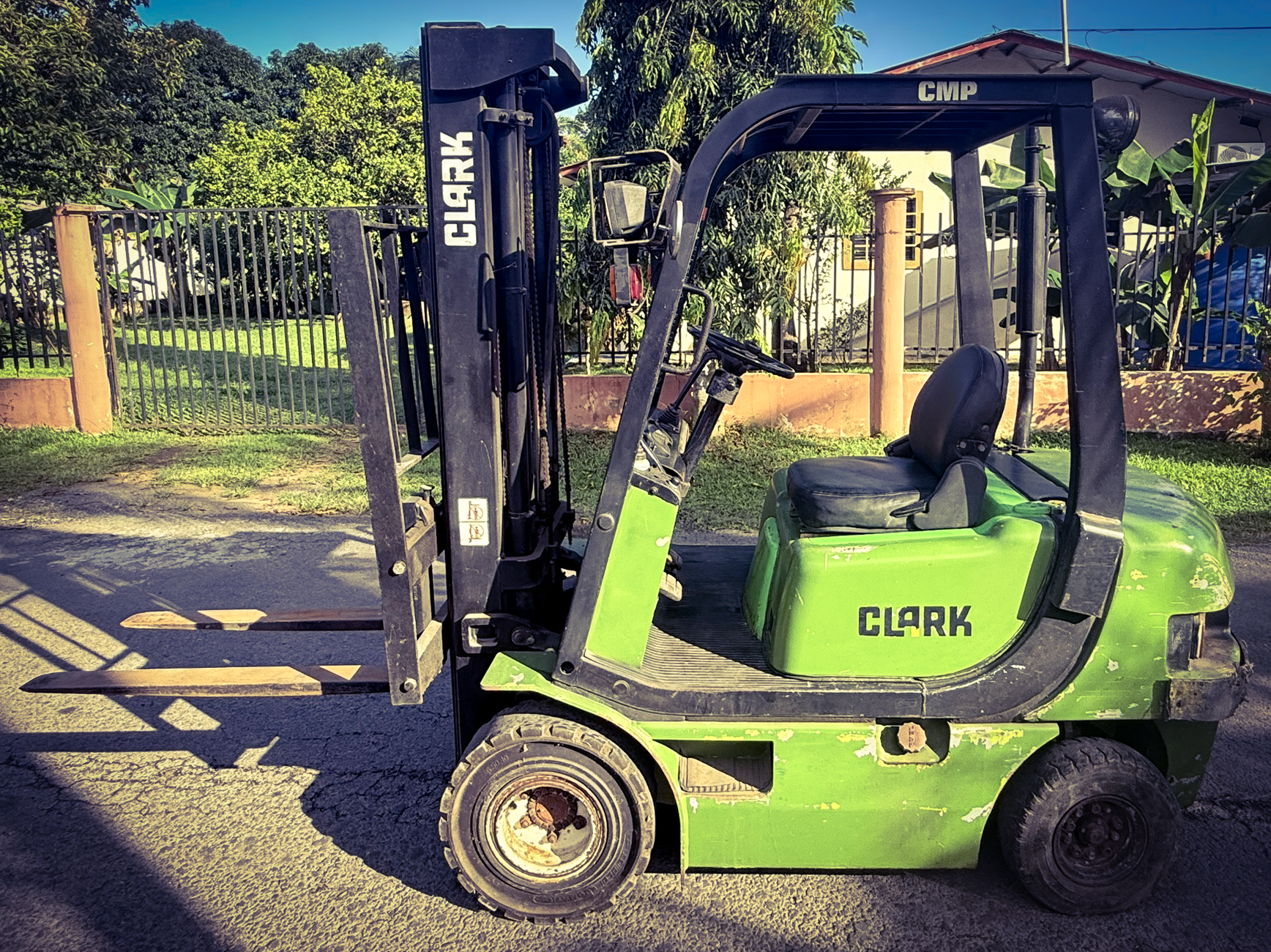 Montacarga Clark CMP20SD usado en venta en Panamá, capacidad de 3300 lb, motor overhauleado, mástil de 24 pulgadas, serie CMP158D-0537-6856KF. Ideal para empresas que buscan un montacarga confiable, económico y listo para trabajar. Disponible en Global Parts & Services.