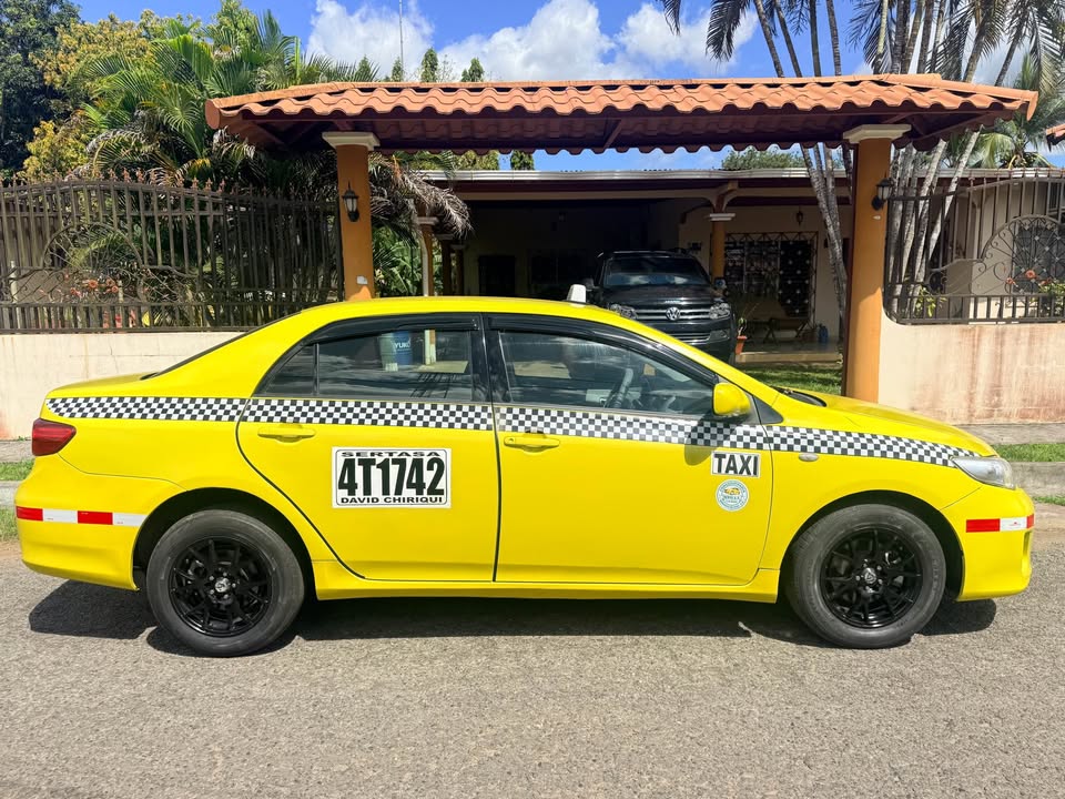 Toyota Corolla 2010 taxi con cupo en venta en Panamá, listo para trabajar